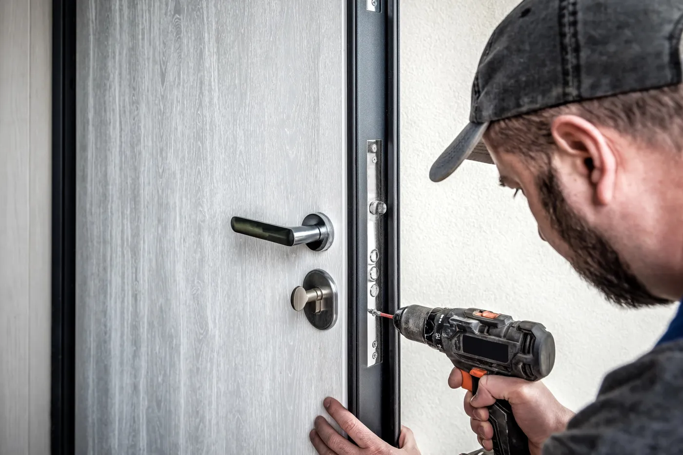 Pose de la gâche d'une serrure multipoints sur le chant d'une porte blindée